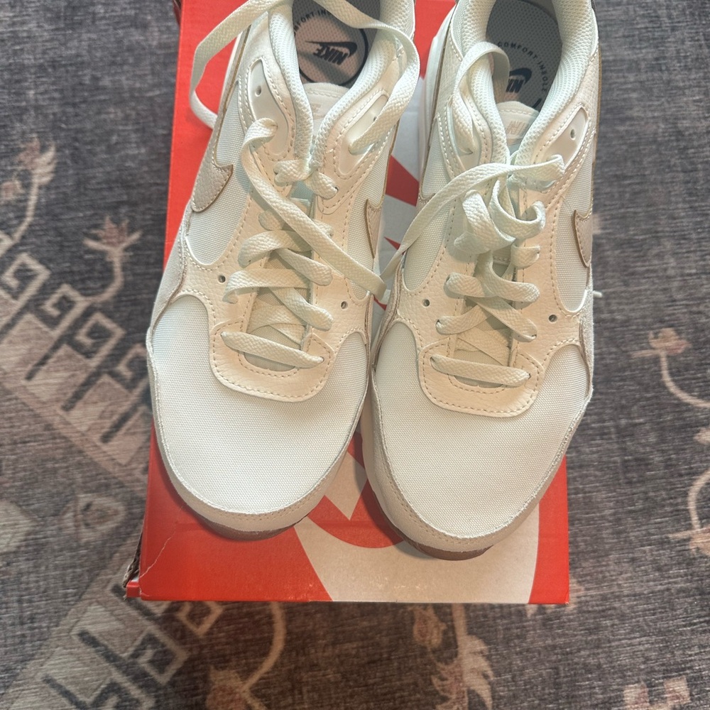 Nike AirMax Sc Women’s Off-White/Tan Low-Top Sneakers